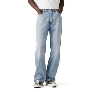 Signature Levi Strauss flex, W44xL32 men’s light washed straight leg denim jean.